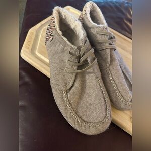 Magellan Outdoors Cream Fleece-Lined Slippers
